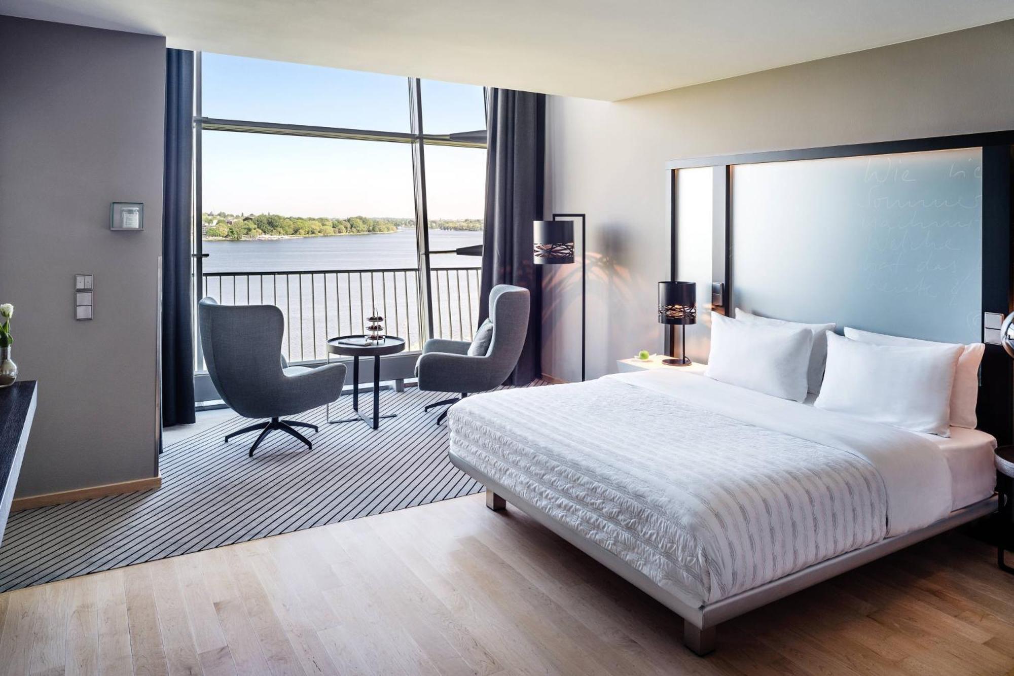 Le Méridien Amburgo Esterno foto A guest room at the Westin Riverfront